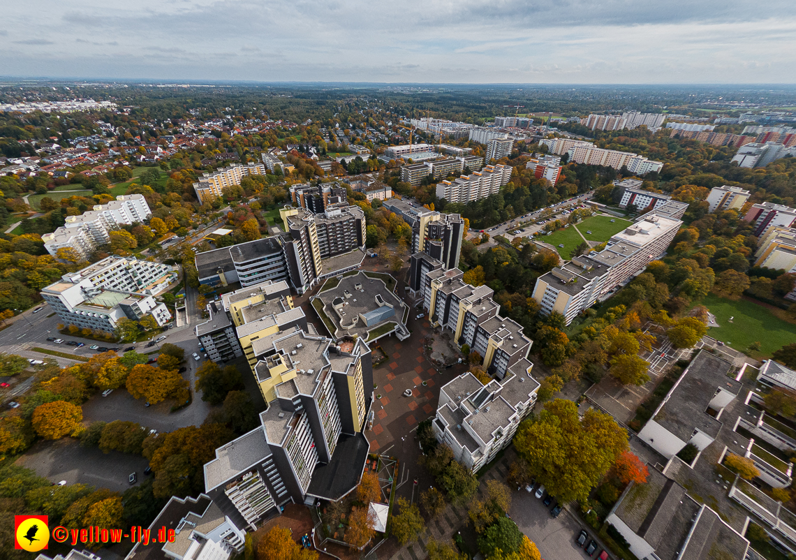 13.10.2022 - Marx-Zenrtum am Karl-Marx-Ring in Neuperlach